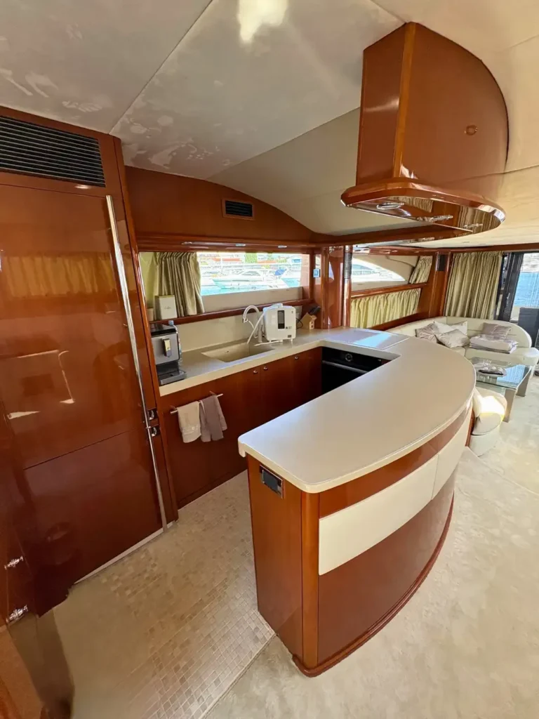 Avcon-Yacht_Princess_21M_Modern_eingerichtete_Pantry_mit_Barbereich