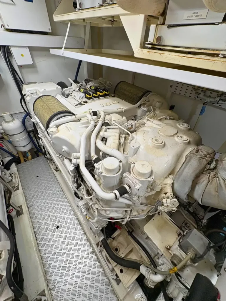 Avcon-Yacht_Princess_21M_Motorraum-mit-Detailaufnahme-des-Motors