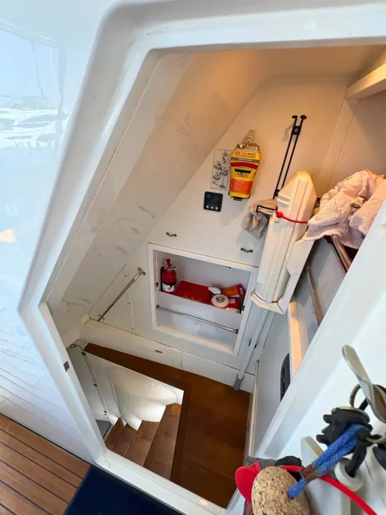Avcon-Yacht_Princess_21M_Nottreppe-und-Notfallausrüstung-im-Stauraum