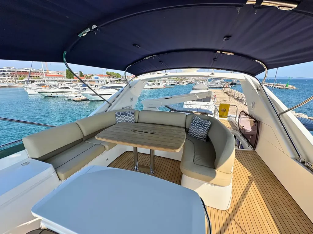 Avcon-Yacht_Princess_21M_Offene-Kühlbox-auf-der-Flybridge