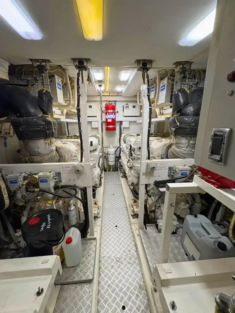 Avcon-Yacht_Princess_21M_Panorama-des-kompletten-Maschinenraums