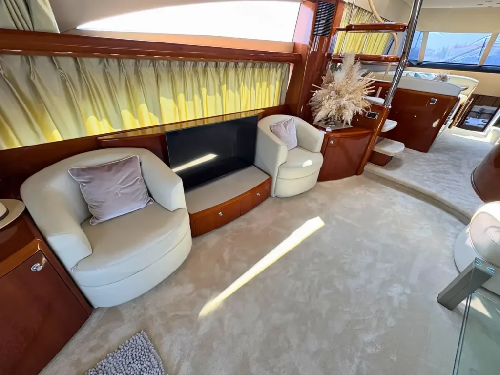 Avcon-Yacht_Princess_21M_Salonbereich_mit_Sesseln_und_TV_Eleganter_Innenraum