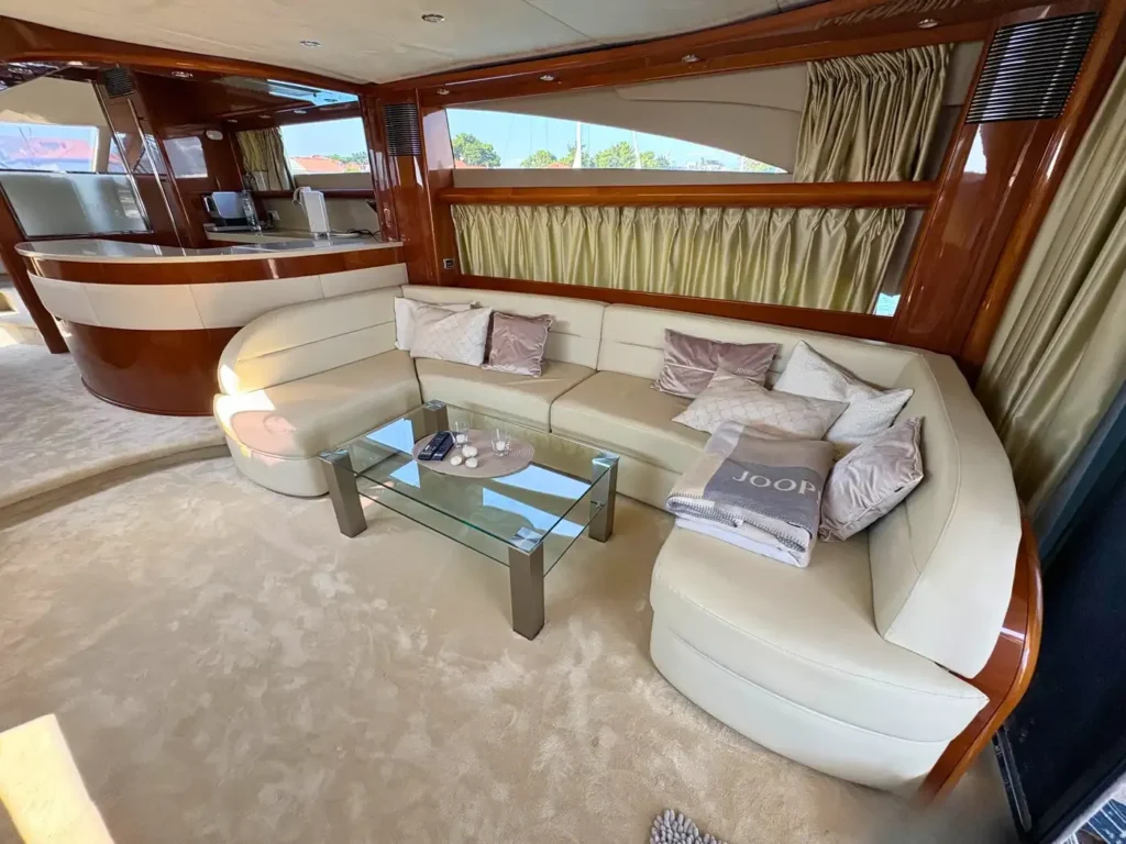 Avcon-Yacht_Princess_21M_Sitzlounge_mit_Vollausstattung_und_Designakzenten