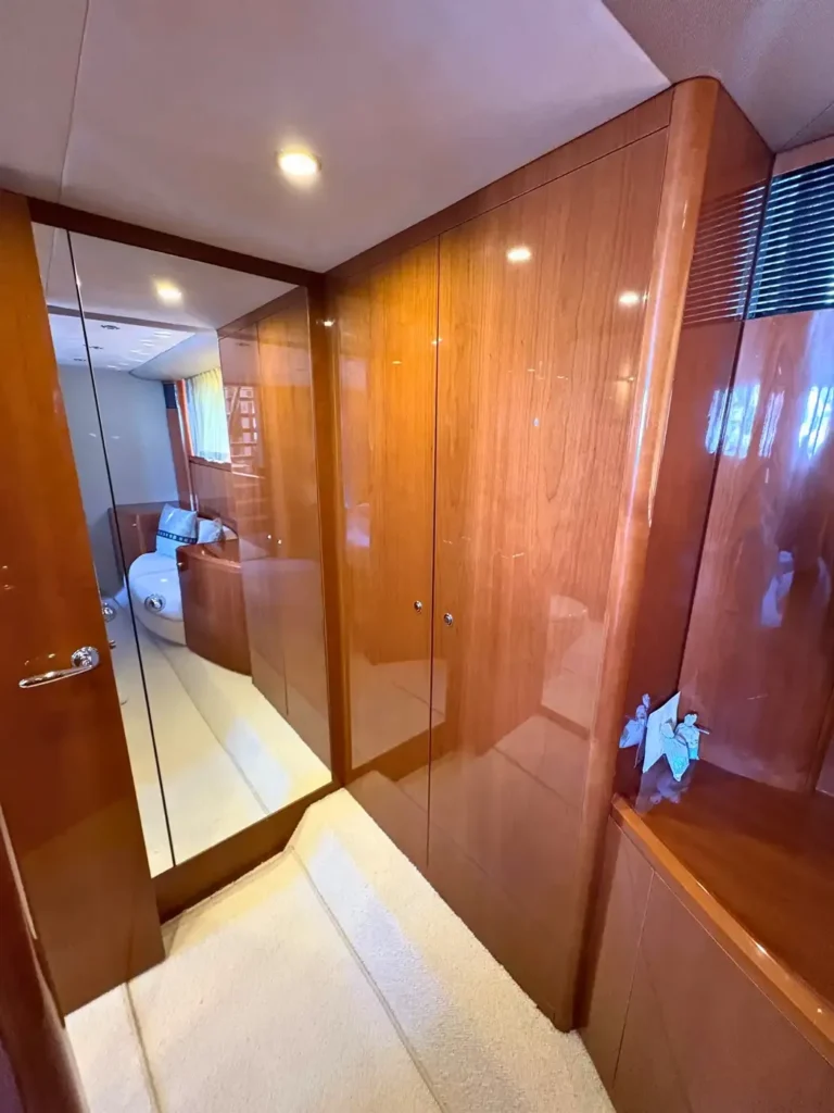 Avcon-Yacht_Princess_21M_Spiegel-Flur-zur-Masterkabine