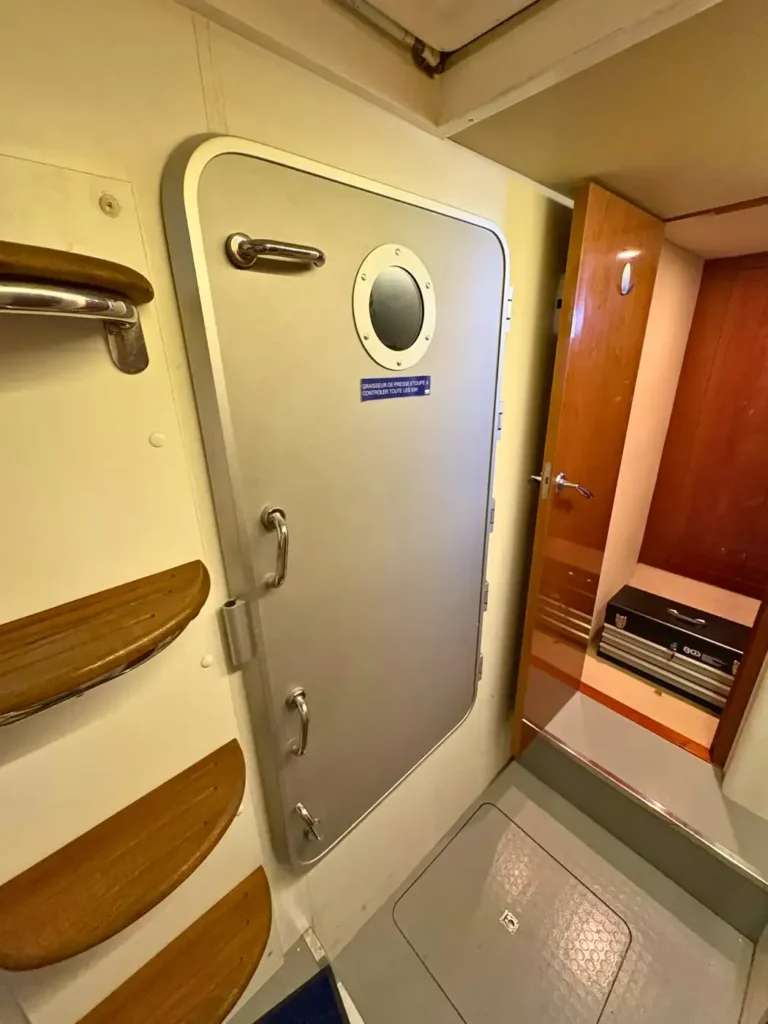 Avcon-Yacht_Princess_21M_Stahltür-zum-Technikbereich-der-Yacht