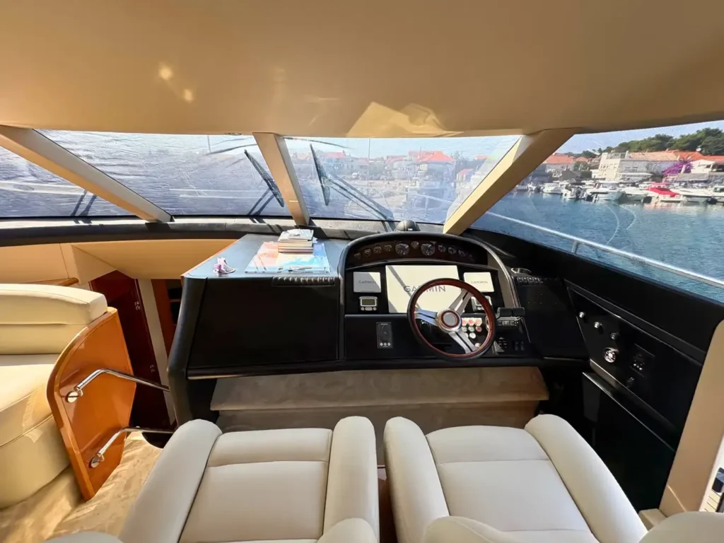 Avcon-Yacht_Princess_21M_Steuerstand-mit-Hafenblick