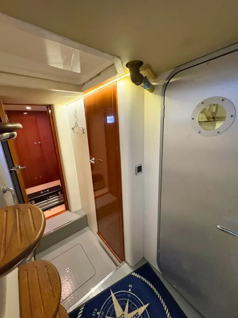 Avcon-Yacht_Princess_21M_Technikzugang-mit-Matrosenleiter-und-Flurtür