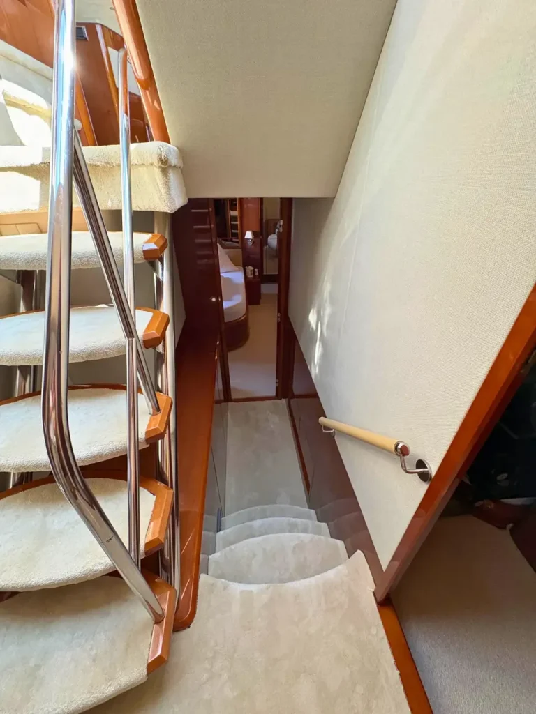 Avcon-Yacht_Princess_21M_Treppe-zum-Unterdeck-mit-Laufteppich