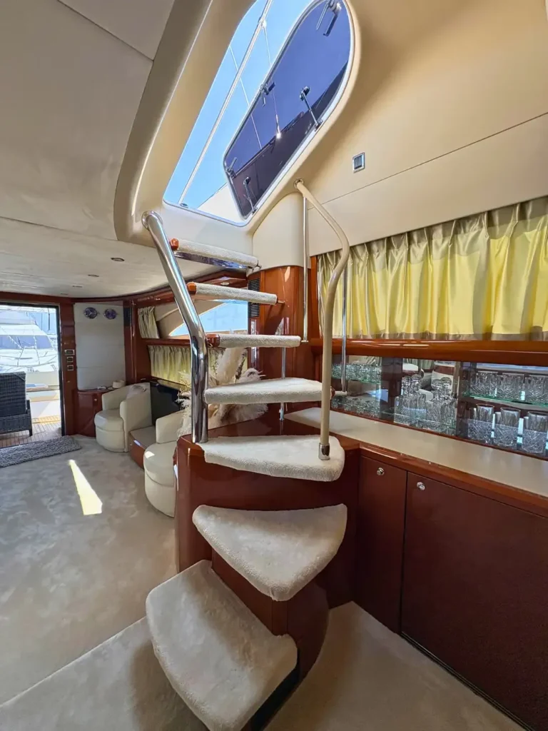 Avcon-Yacht_Princess_21M_Treppe-zur-Flybridge