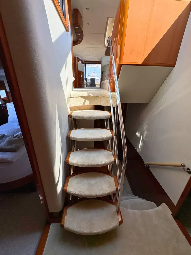 Avcon-Yacht_Princess_21M_Untere-Treppe-zum-Schlafbereich