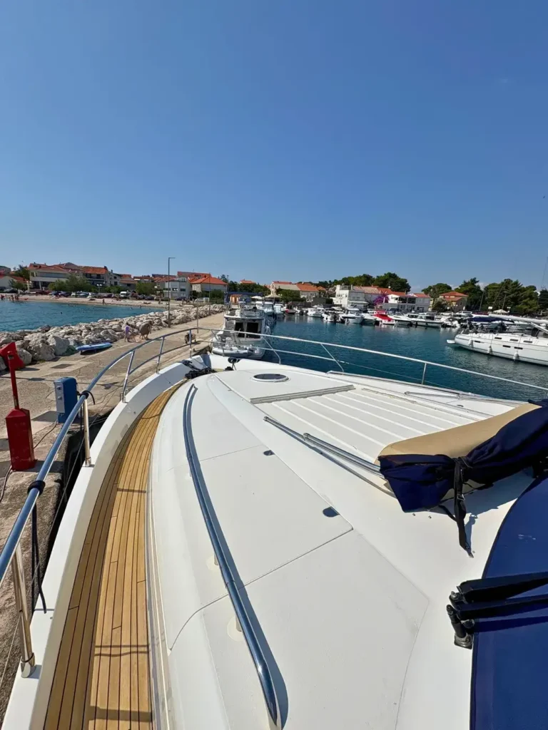 Avcon-Yacht_Princess_21M_Vorderansicht_mit_Geländer_und_Sonnenliege