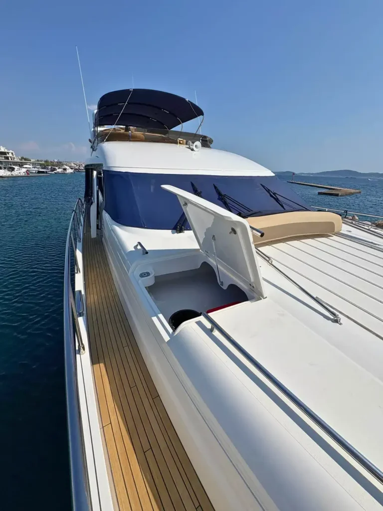 Avcon-Yacht_Princess_21M_Vorderdeck_mit_Sonnenliege_und_Ausblick