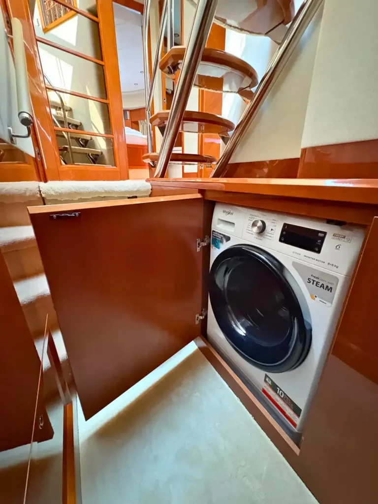 Avcon-Yacht_Princess_21M_Waschmaschine-im-Schrank-unter-Treppe