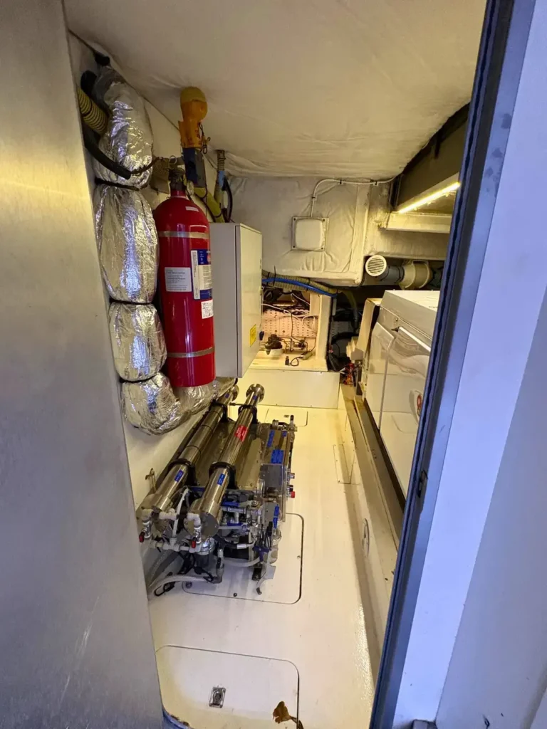 Avcon-Yacht_Princess_21M_Wasseraufbereitungssystem-im-Technikraum
