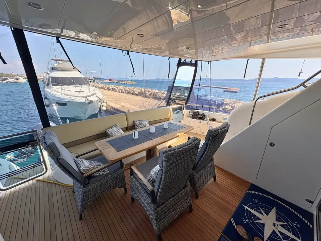 Avcon-Yacht_Princess_21M_Yacht-Deck-mit-Sitzgruppe-und-Hafenblick