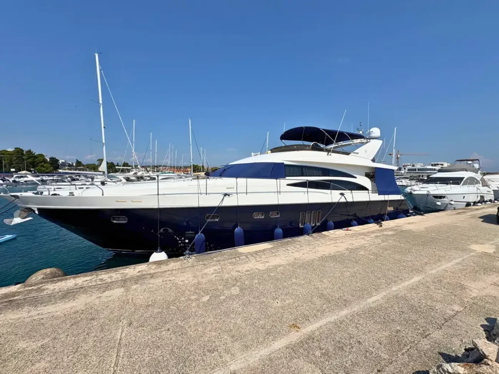 Avcon-Yacht_Princess_21M_Yacht-im-Hafen-von-der-Seite