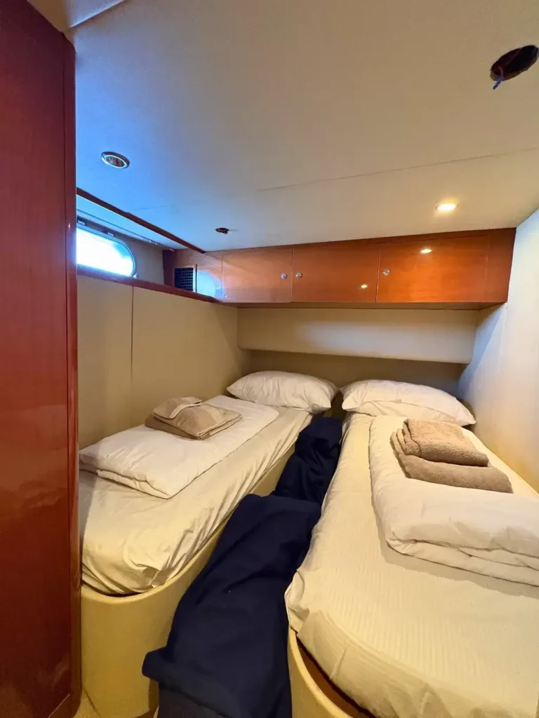 Avcon-Yacht_Princess_21M_Zweibett-Gästekabine-mit-Bettwäsche
