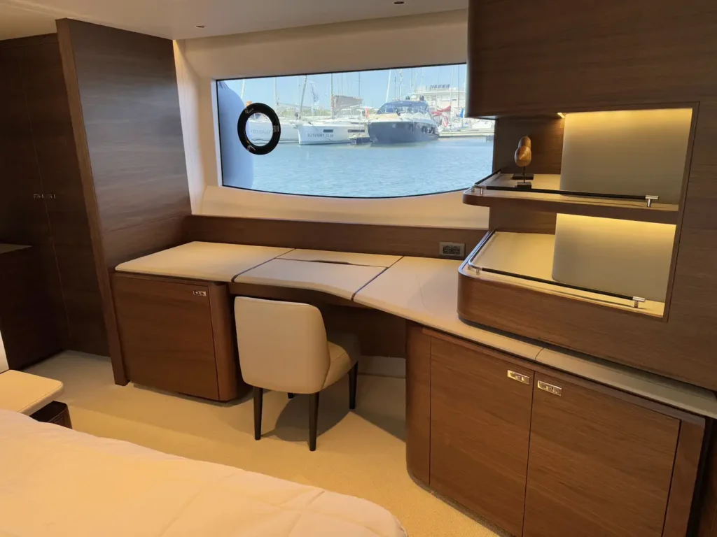 Avcon-Yacht_Princess_Y72_arbeitsbereich-mit-fensterblick
