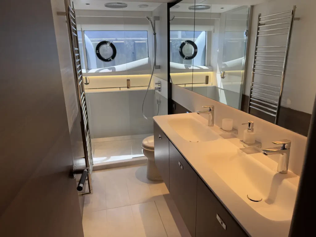 Avcon-Yacht_Princess_Y72_badezimmer-doppellavabo-mit-dusche