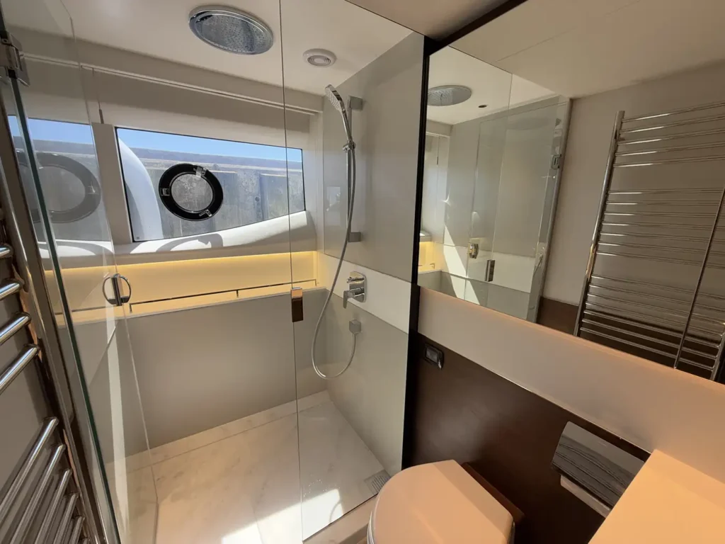 Avcon-Yacht_Princess_Y72_badezimmer-mit-dusche-und-heizkoerper