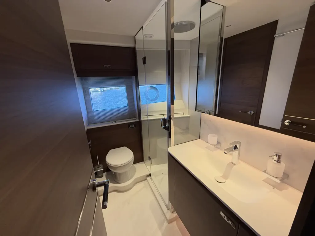 Avcon-Yacht_Princess_Y72_badezimmer-mit-wc-und-spiegel