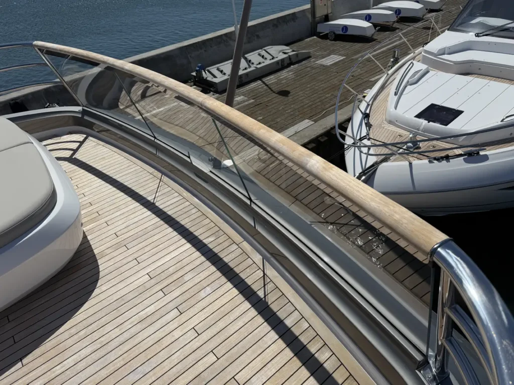 Avcon-Yacht_Princess_Y72_buggelaender-und-sonnendeck