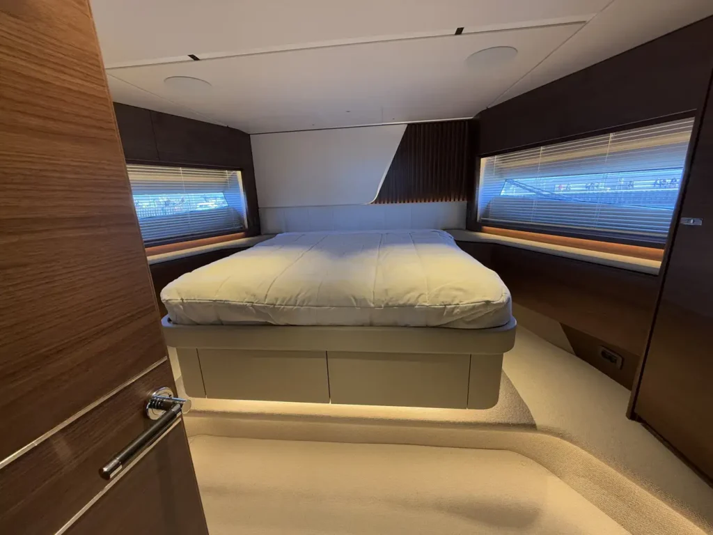 Avcon-Yacht_Princess_Y72_bugkabine-mit-bett