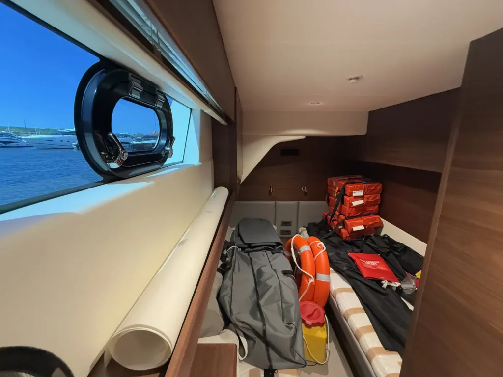 Avcon-Yacht_Princess_Y72_crewkabine-stauraum