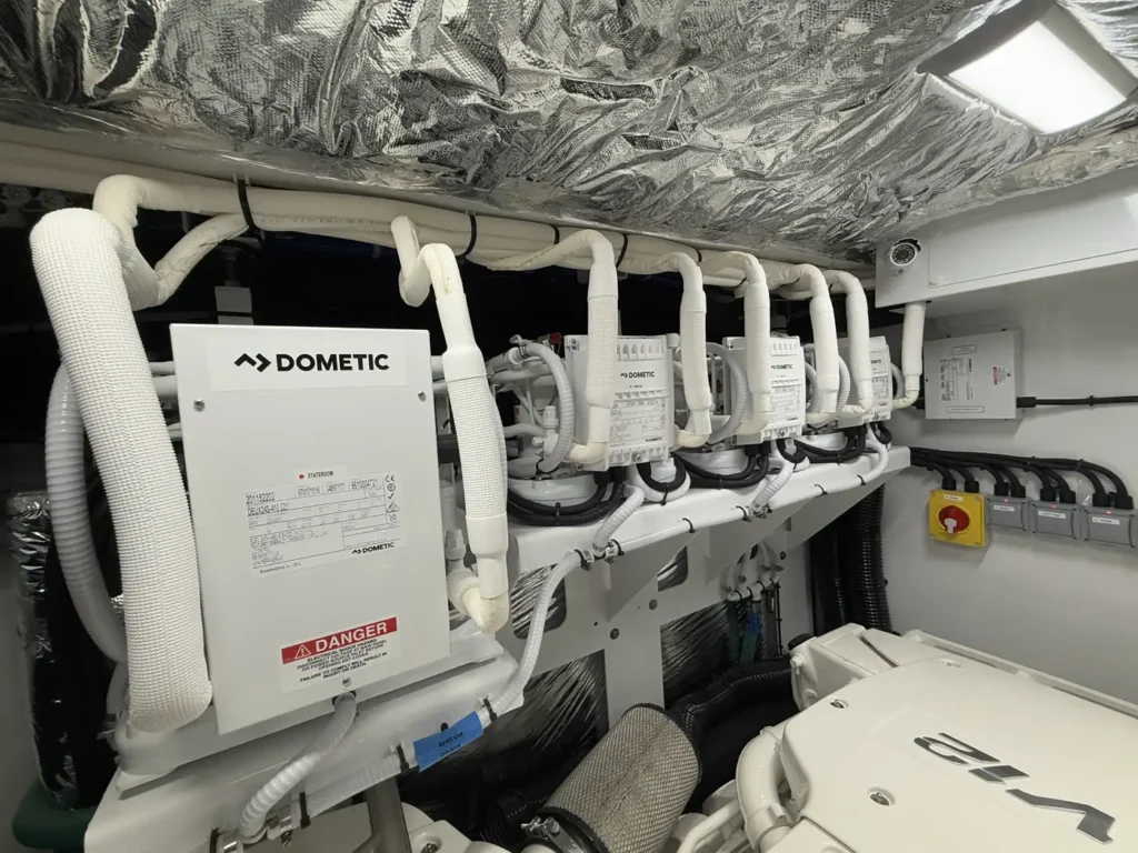 Avcon-Yacht_Princess_Y72_dometic-einheiten-maschinenraum