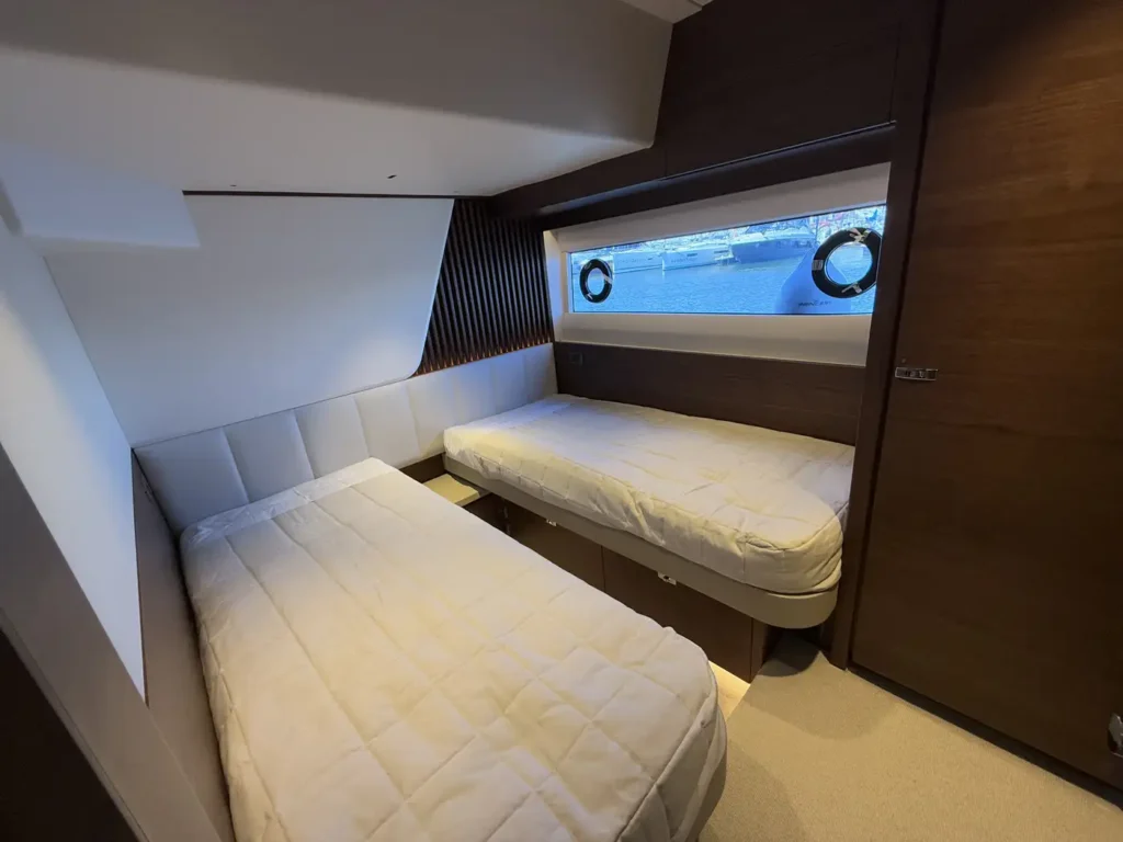 Avcon-Yacht_Princess_Y72_doppelkabine-mit-einzelbetten
