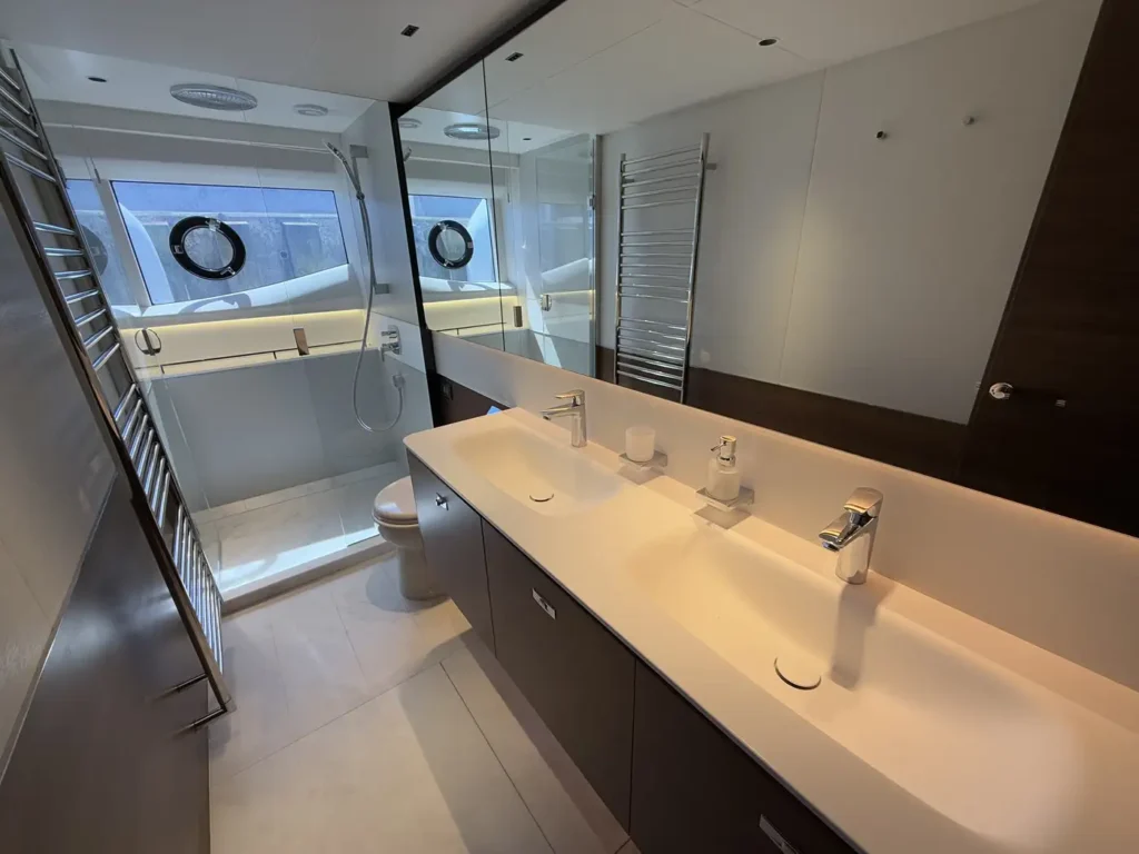 Avcon-Yacht_Princess_Y72_doppellavabo-und-spiegelbad
