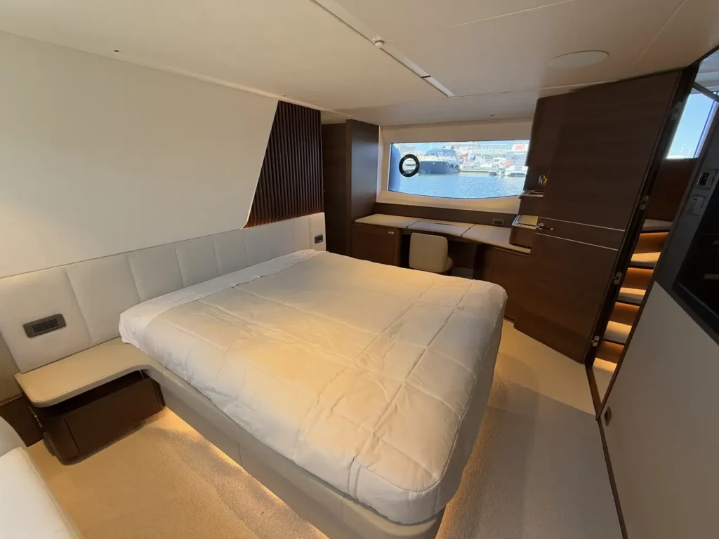 Avcon-Yacht_Princess_Y72_eigentumerkabine-mit-schreibtisch