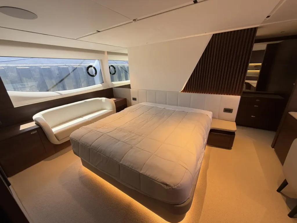 Avcon-Yacht_Princess_Y72_eigentumerkabine-mit-sofa