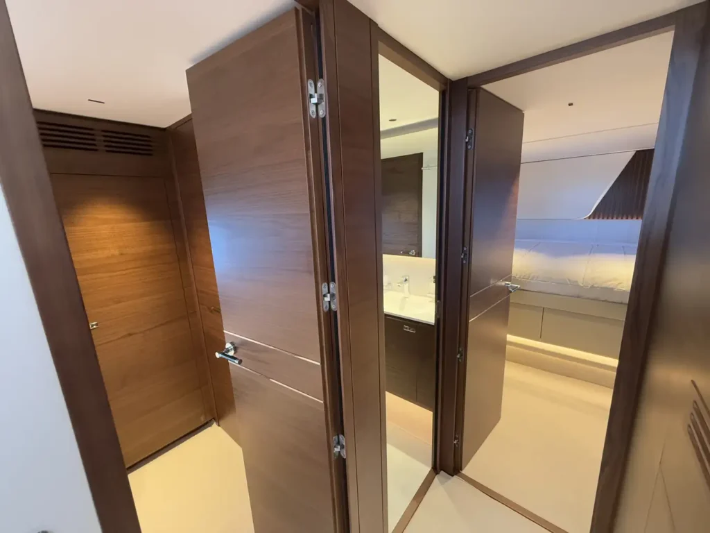 Avcon-Yacht_Princess_Y72_flur-mit-zugang-zu-kabinen