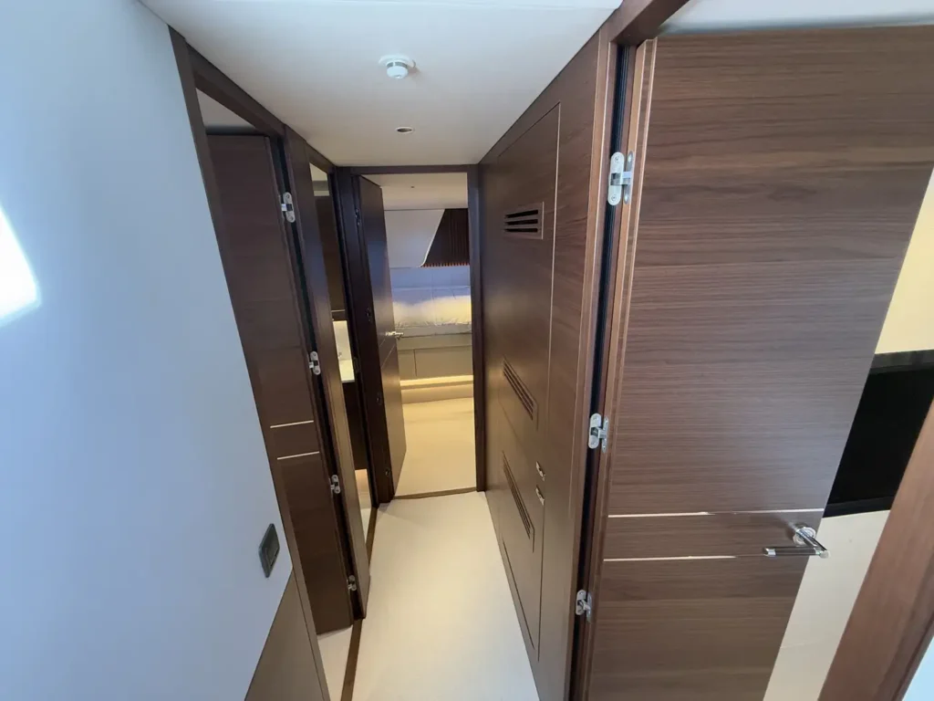 Avcon-Yacht_Princess_Y72_flur-zu-kabinenbereich