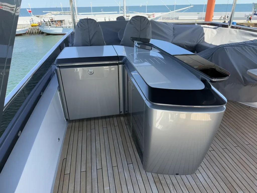Avcon-Yacht_Princess_Y72_flybridge-minibar