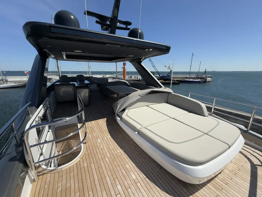 Avcon-Yacht_Princess_Y72_flybridge-sonnenliege-ausblick