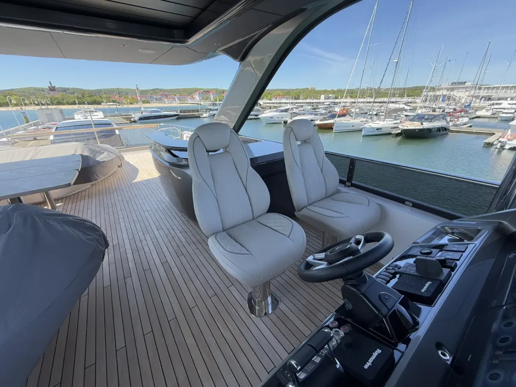 Avcon-Yacht_Princess_Y72_flybridge-steuer-und-sitzbereich