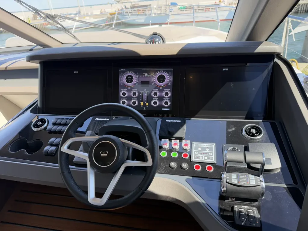 Avcon-Yacht_Princess_Y72_hauptsteuerkonsole-innenbereich