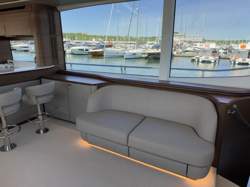 Avcon-Yacht_Princess_Y72_innenraum-mit-sitzbar