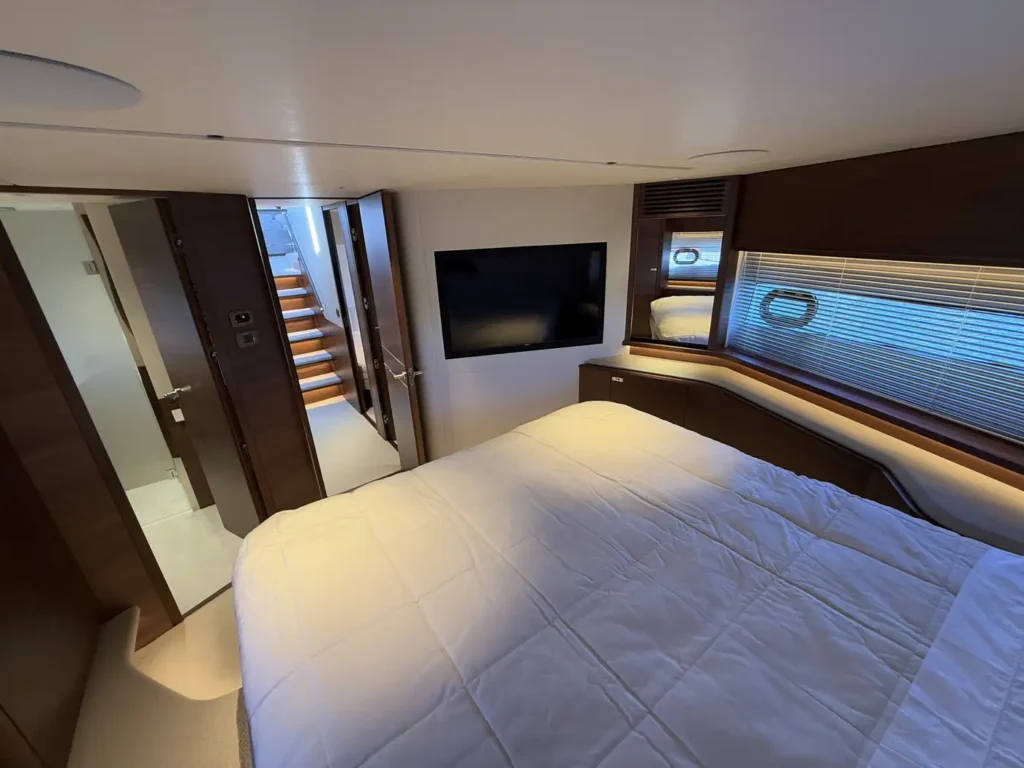 Avcon-Yacht_Princess_Y72_kabine-mit-tv-und-fenster