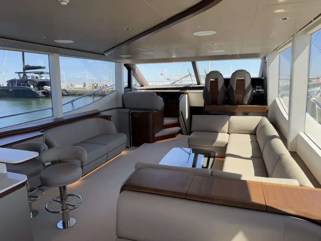 Avcon-Yacht_Princess_Y72_kompletter-innenbereich-mit-salon