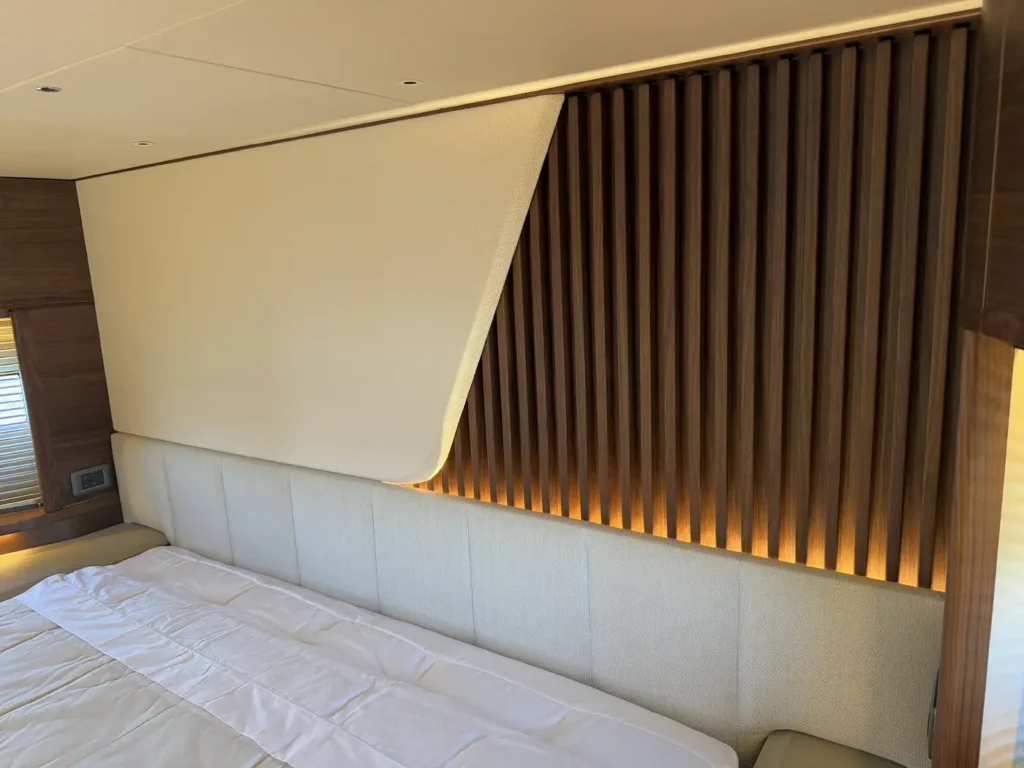 Avcon-Yacht_Princess_Y72_kopfteil-mit-holzakzentbeleuchtung