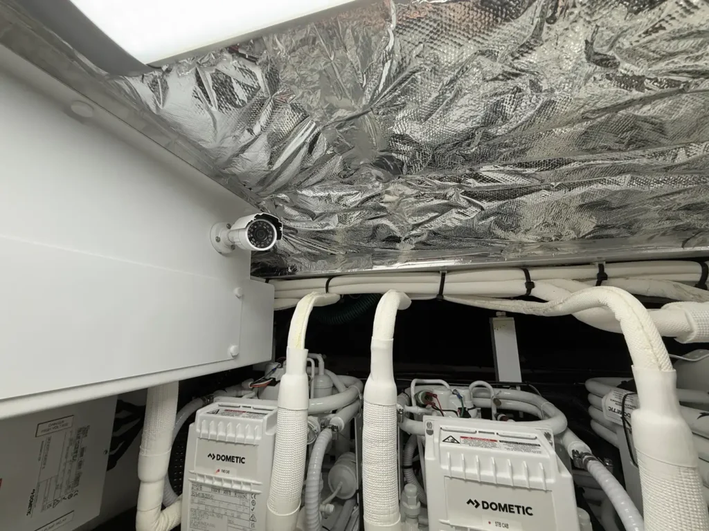 Avcon-Yacht_Princess_Y72_maschinenraum-dometic-kuhleinheiten