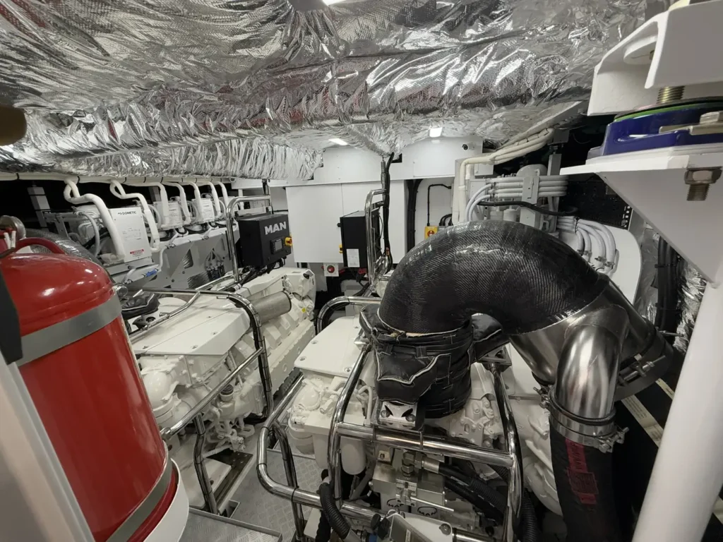 Avcon-Yacht_Princess_Y72_maschinenraum-komplettansicht