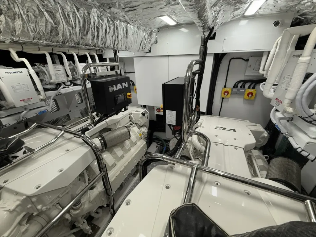 Avcon-Yacht_Princess_Y72_maschinenraum-man-motoren