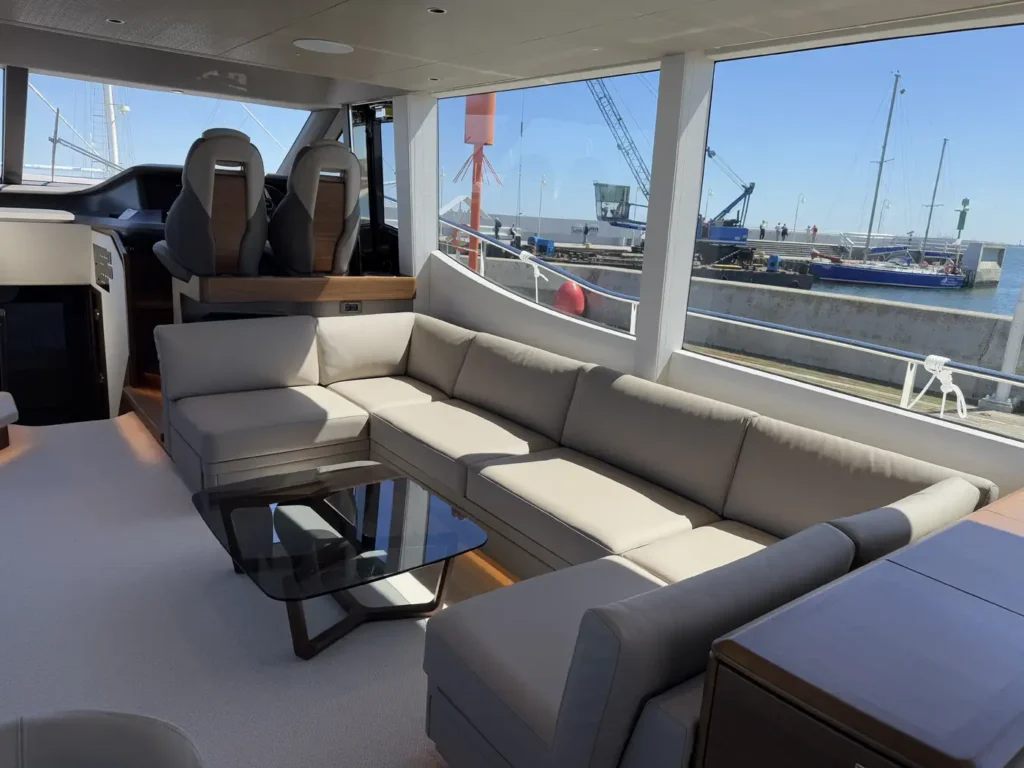 Avcon-Yacht_Princess_Y72_salon-mit-loungeecke-und-aussicht