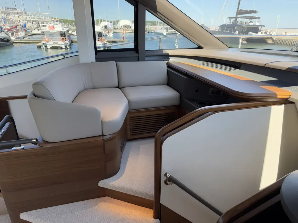 Avcon-Yacht_Princess_Y72_sitzgruppe-im-steuerbereich