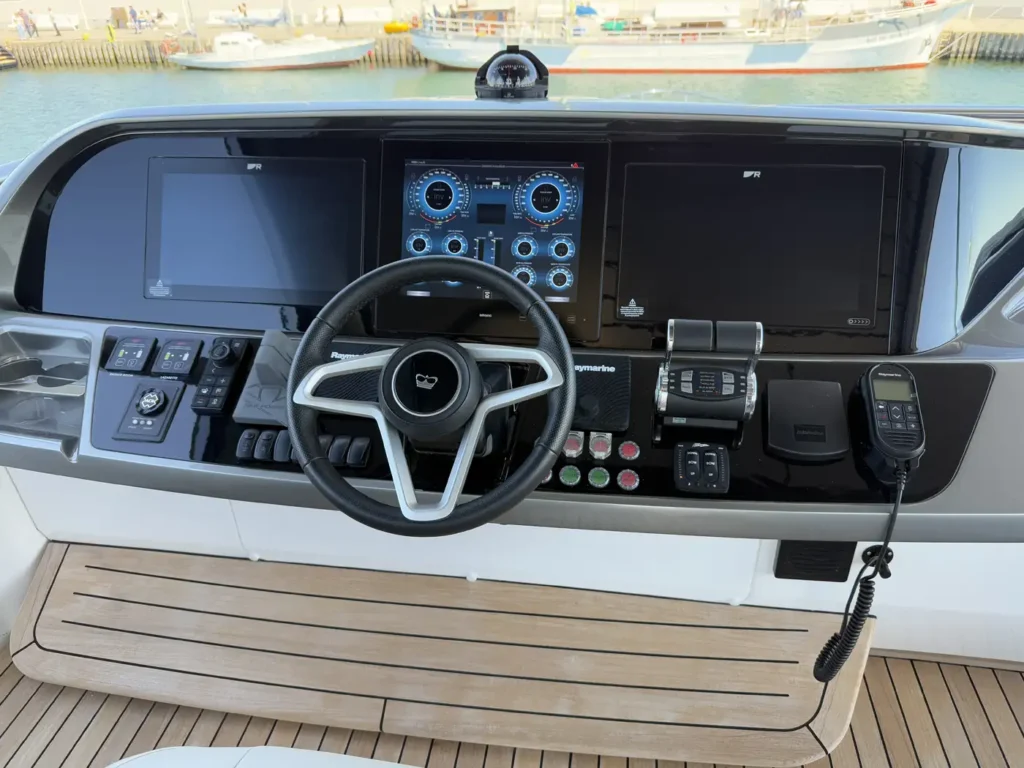 Avcon-Yacht_Princess_Y72_steuerkonsole-und-kontrollsysteme