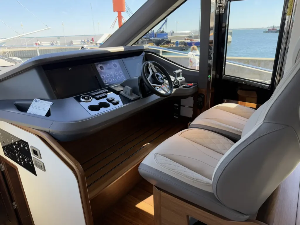 Avcon-Yacht_Princess_Y72_steuerstand-mit-sitzen